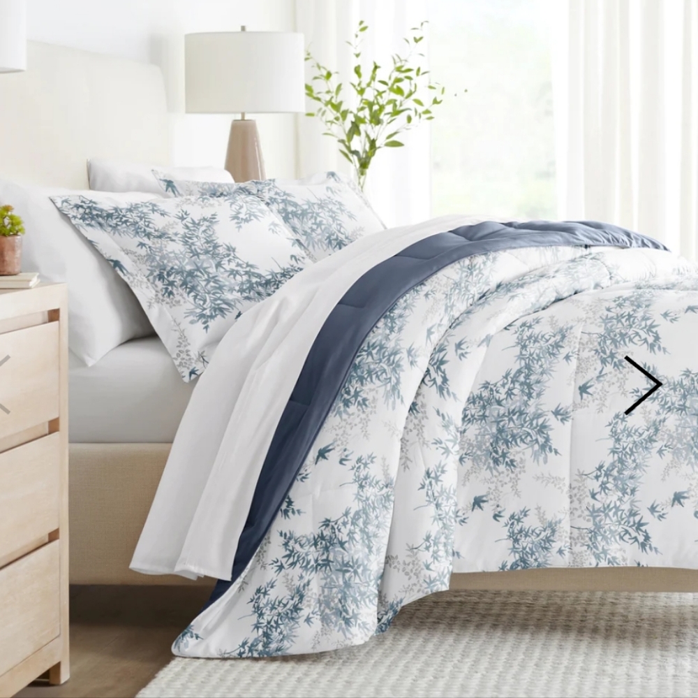 New Full/Queen Bamboo Leaves Reversible Down Alternative Comforter Set
